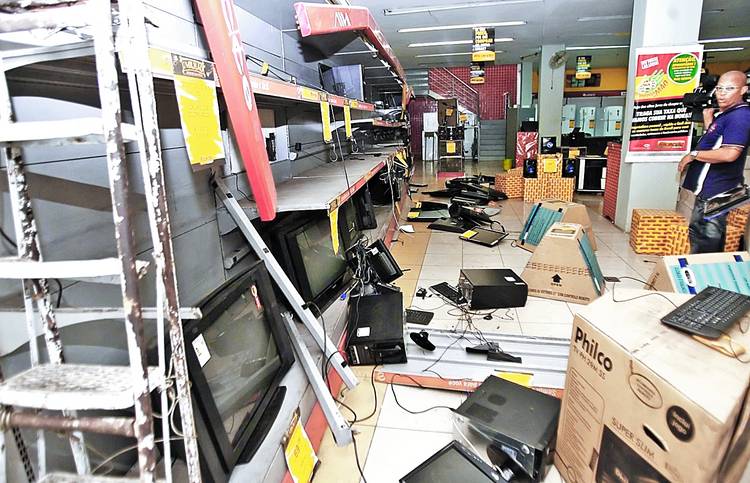 Destrozosmadrugadabahianacomerciosabrier-1.jpg