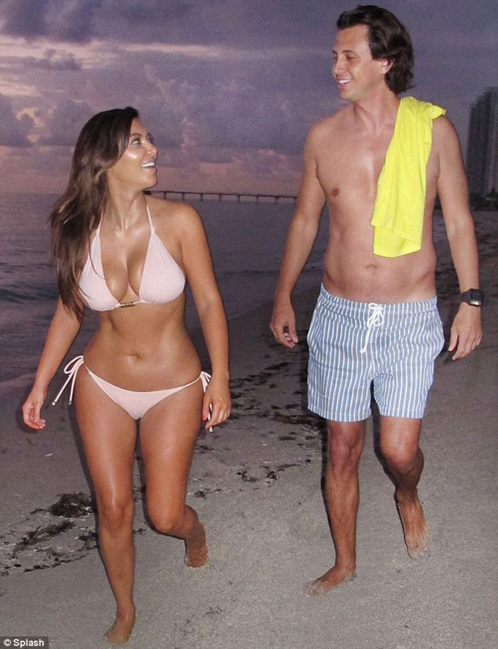 Kim_Kardashianbikini_MUJIMA20121108_0006-1.jpg